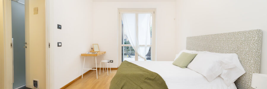 Home staging bilocale con piccolo giardino